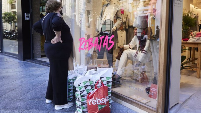 Archivo - Una señora observa un escaparate como muchas bolsas de compras | Joaquin Corchero - Europa Press - Archivo ep archivo una senora observa un escaparate como muchas bolsas de compras