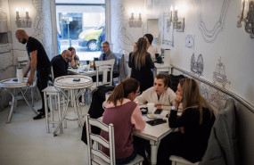 ep archivo   varias personas sentadas en las mesas de un bar