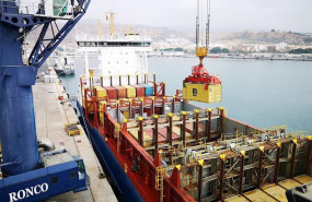 ep carga de contenedores en el buque mistral