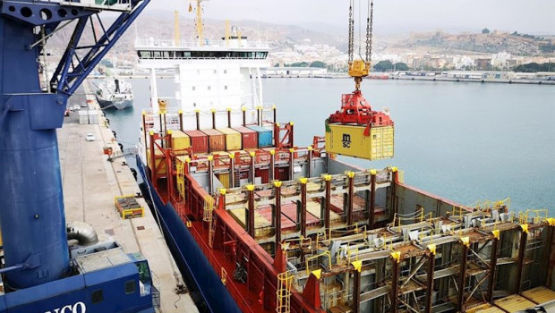 ep carga de contenedores en el buque mistral