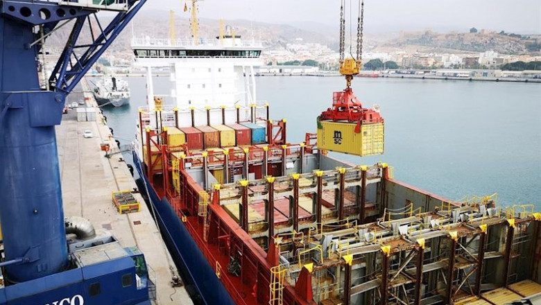 Carga de contenedores en el buque Mistral | APA - Archivo ep carga de contenedores en el buque mistral