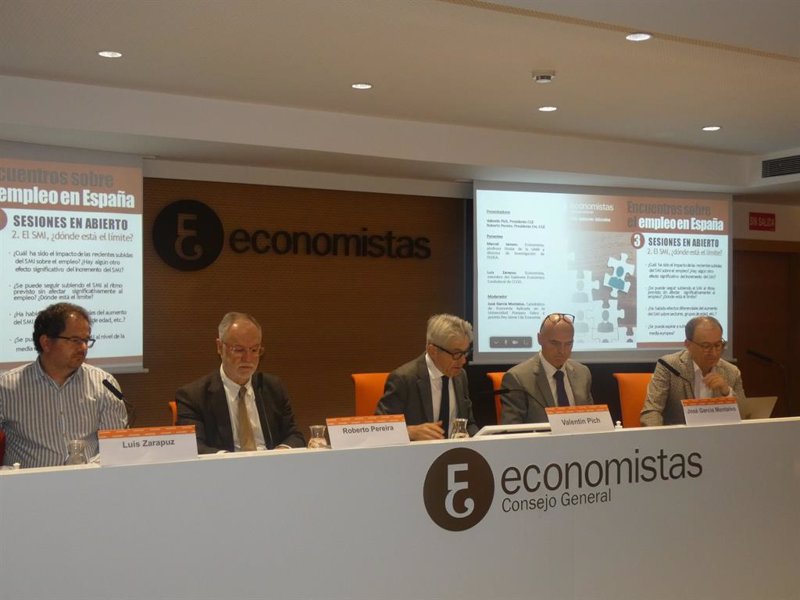 Los economistas discrepan sobre la posibilidad de seguir incrementando el SMI