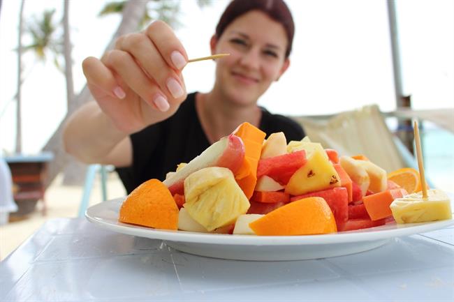 ep comiendo fruta comida saludable