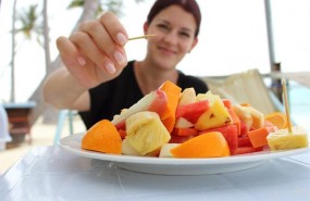 ep comiendo fruta comida saludable