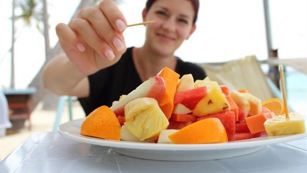 ep comiendo fruta comida saludable