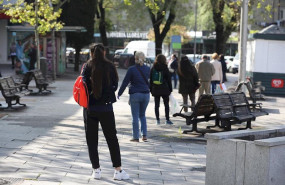 ep decenas de personas esperan largas colas en supermercados de la capital durante la semana santa