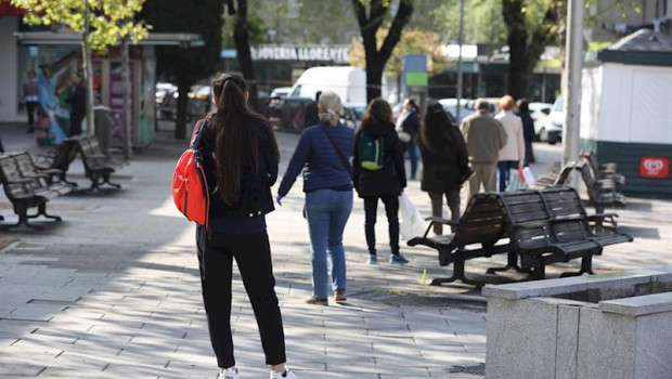 ep decenas de personas esperan largas colas en supermercados de la capital durante la semana santa