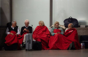 ep decenas de personas se refugian en la estacion de tren de atocha madrid donde pasaran la noche