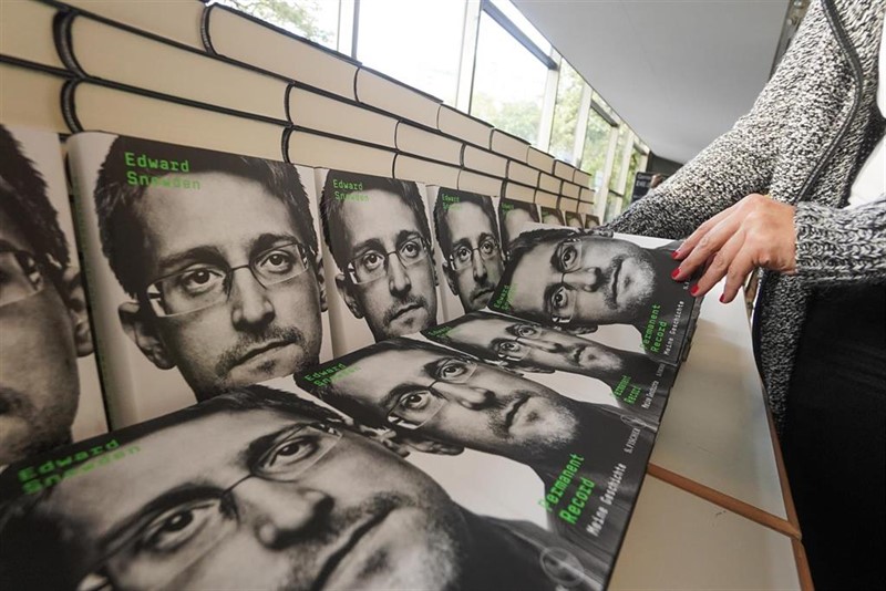 ep el libro autobiografico permanent record de edward snowden en una libreria de berlin ep el libro autobiografico permanent record de edward snowden en una libreria de berlin