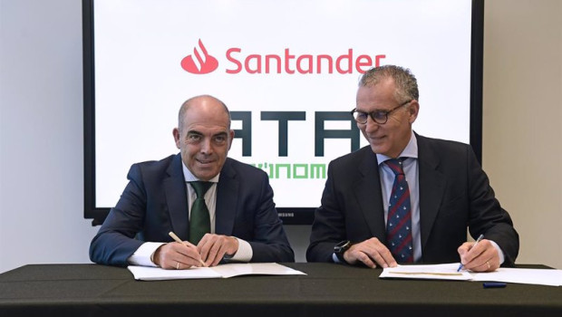 ep el presidente de ata lorenzo amor y el director de la red comercial de santander espana antonio