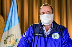 ep el presidente de guatemala alejandro giammattei con mascarilla por el coronavirus