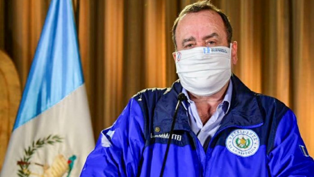 ep el presidente de guatemala alejandro giammattei con mascarilla por el coronavirus