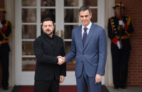 ep el presidente del gobierno pedro sanchez recibe al presidente de ucrania volodimir zelenski en la