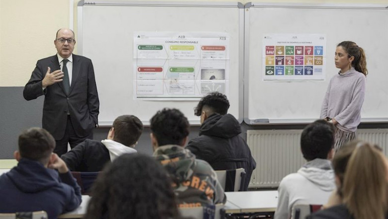 ep jose maria roldan presidente de aeb durante la primera clase del programa tus finanzas tu futuro