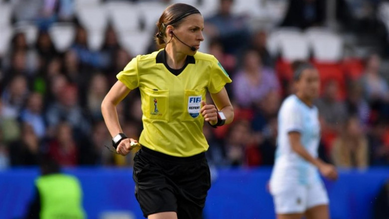 La árbitra francesa Stephanie Frappart durante el Mundial de Francia 2019 | Melanie Laurent/A2M Sport Cons/AFP7/Europapress ep la arbitra francesa stephanie frappart durantemundialfrancia 2019