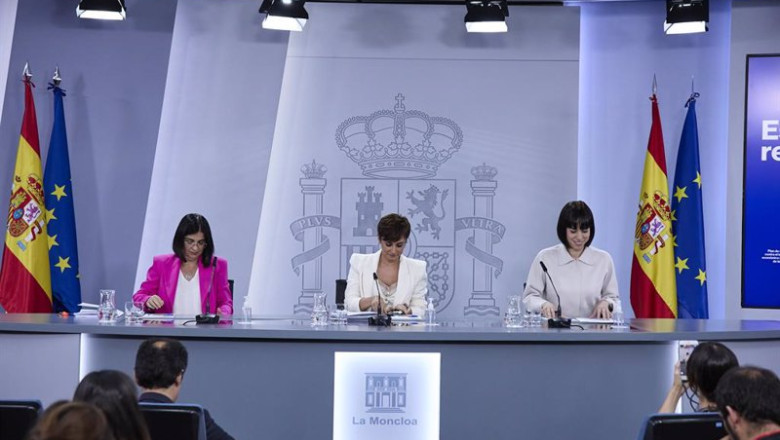 La ministra de Sanidad, Carolina Darias; la ministra portavoz, Isabel Rodríguez; y la ministra de Ciencia e Innovación, Diana Morant, comparecen tras la reunión del Consejo de Ministros | Jesús Hellín - Europa Press ep la ministra de sanidad carolina darias la ministra portavoz isabel rodriguez y la ministra de
