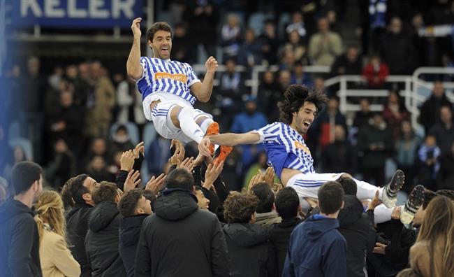 La Real despide a Xabi Prieto y Carlos Martínez en su último partido en Anoeta | LALIGA.ES ep la real despidexabi prietocarlos martinezsu ultimo partidoanoeta