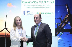 ep la vicepresidenta del bei emma navarro y el presidente de iberdrola ignacio galan suscriben