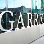 ep logo de garrigues frente a sus oficinas en plaza colon madrid