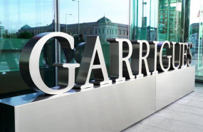 ep logo de garrigues frente a sus oficinas en plaza colon madrid