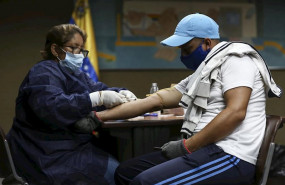 ep medico cubano atiende a una persona en venezuela en plena pandemia de coronavirus