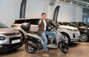 ep othman ktiri ceo de ok mobility junto a una de las nuevas motos de la compania