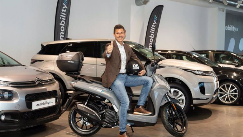 ep othman ktiri ceo de ok mobility junto a una de las nuevas motos de la compania