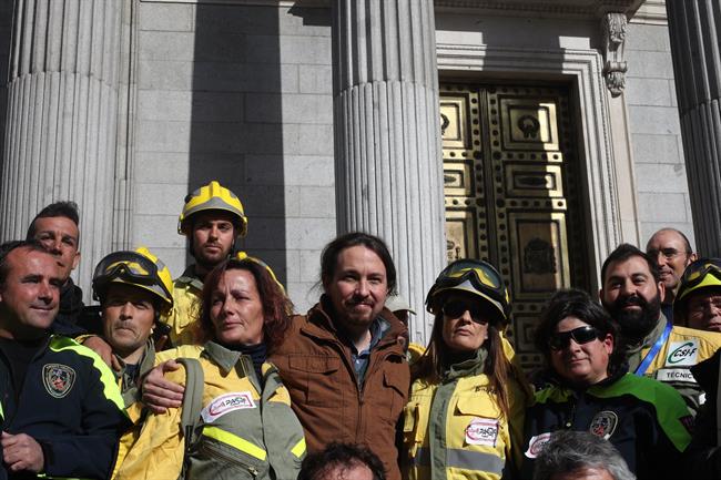Pablo Iglesias con bomberos forestales a las puertas del Congreso | EUROPA PRESS ep pablo iglesiasbomberos forestaleslas puertascongreso