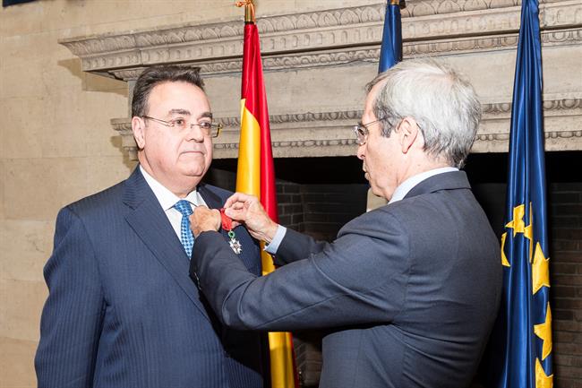 ep presidenteenagas antonio llarden recibe insignia