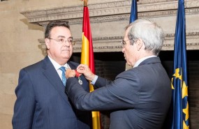 ep presidenteenagas antonio llarden recibe insignia