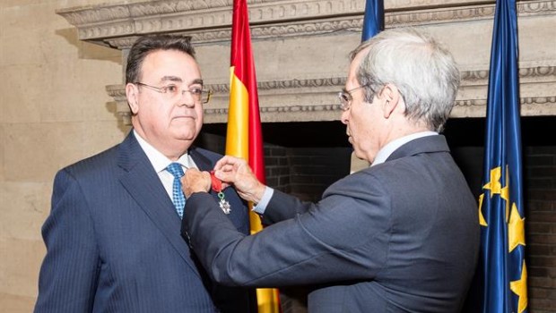 ep presidenteenagas antonio llarden recibe insignia