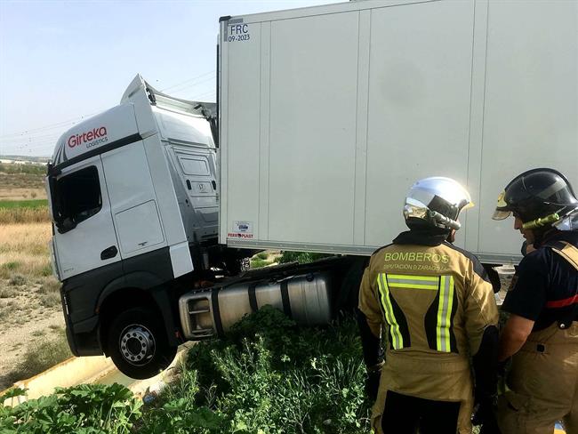 Rescatado un camionero cuando estaba a punto de caer por un talud de cinco metro | DIPUTACIÓN DE ZARAGOZA ep rescatadocamioneroestabapuntocaerun taludcinco metro