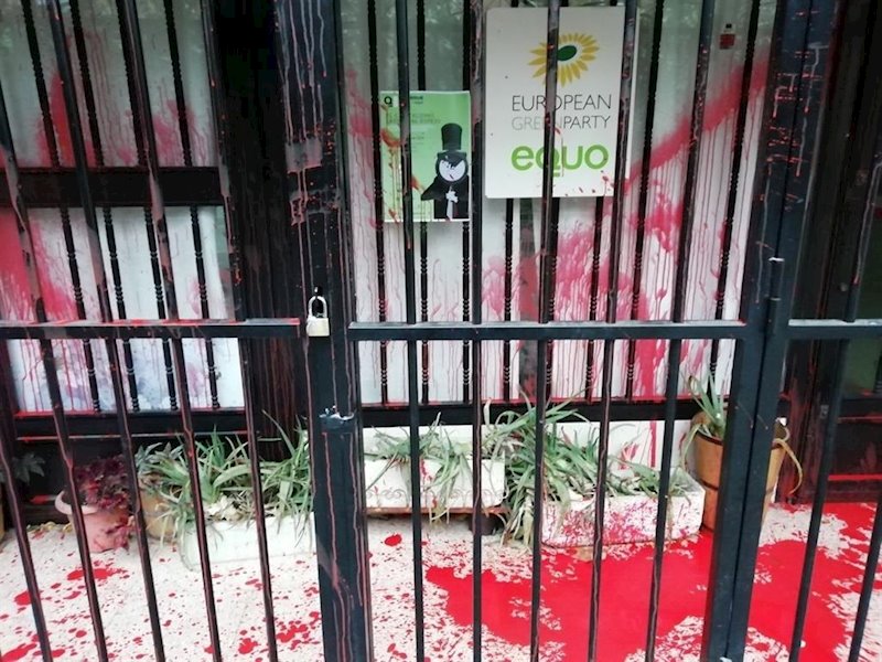 ep rocian con pintura roja la sede de equo en madrid