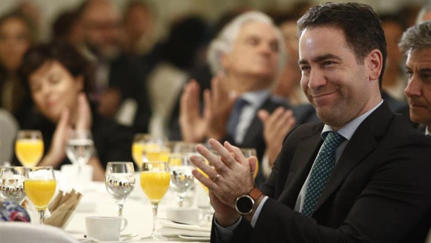 ep secretario generalpp teodoro garcia egea aplaude durantedesayuno informativoforum europa organizadohotel westin palacemadrid