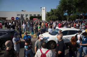 ep trabajadores de la planta de produccion de nissan en barcelona se concentran en el exterior de la