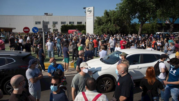 ep trabajadores de la planta de produccion de nissan en barcelona se concentran en el exterior de la