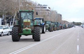 ep tractores entran por una carretera al centro de palma durante el decimo cuarta jornada de