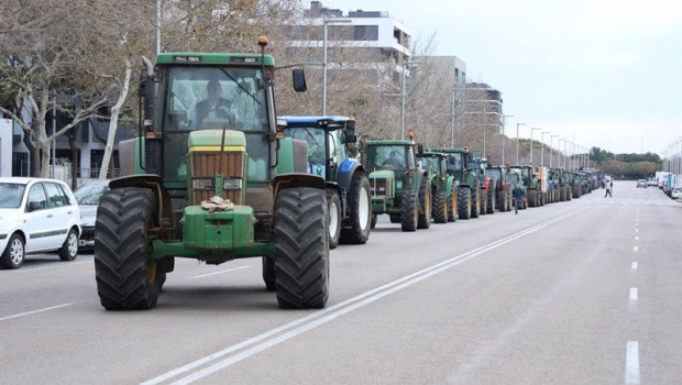 ep tractores entran por una carretera al centro de palma durante el decimo cuarta jornada de