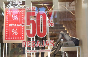 ep un escaparate con un cartel anunciando los descuentos de las rebajas