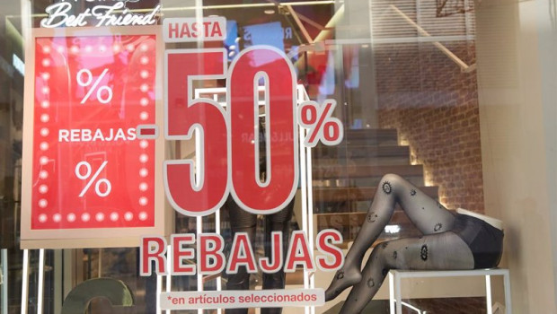 ep un escaparate con un cartel anunciando los descuentos de las rebajas
