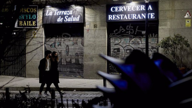 ep un restaurante ya cerrado en la ultima noche del cierre de bares y restaurantes a las 23 horas en
