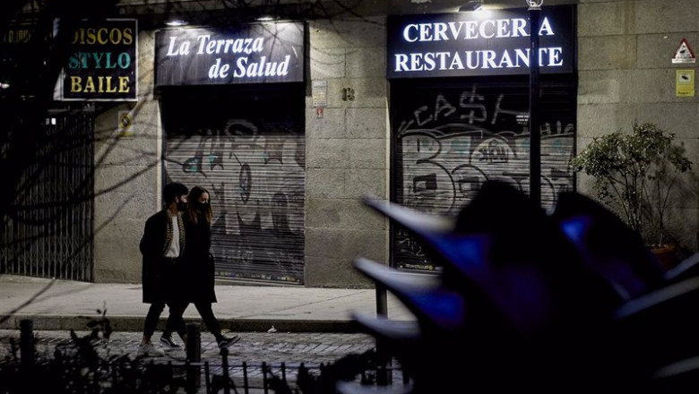 ep un restaurante ya cerrado en la ultima noche del cierre de bares y restaurantes a las 23 horas en