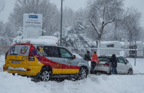 ep una ambulancia ayuda a sacar un coche atrapado por la nieve durante la gran nevada provocada por ep una ambulancia ayuda a sacar un coche atrapado por la nieve durante la gran nevada provocada por