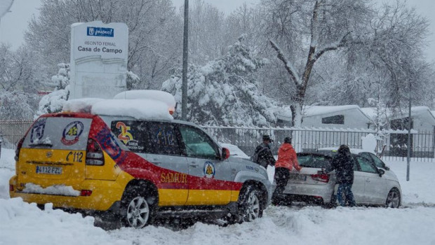 ep una ambulancia ayuda a sacar un coche atrapado por la nieve durante la gran nevada provocada por