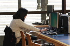 ep una estudiante consultando un ordenador