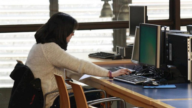 ep una estudiante consultando un ordenador