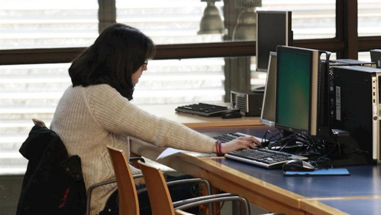ep una estudiante consultando un ordenador