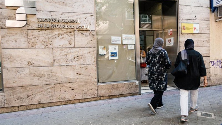 Varias personas migrantes esperan en el exterior de una oficina de la Seguridad Social para solicitar su regularización | Carlos Luján - Europa Press ep varias personas migrantes esperan en el exterior de una oficina de la seguridad social para