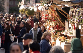 ep varias personas observan el ambiente navideno en la fira de santa llucia de barcelona