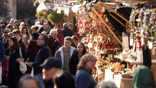 ep varias personas observan el ambiente navideno en la fira de santa llucia de barcelona
